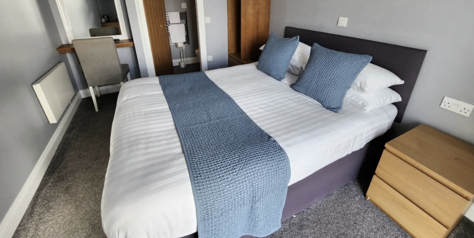 A cosy room at the Castlebay Hotel in Craigard, Isle of Barra, featuring a comfortable double bed.